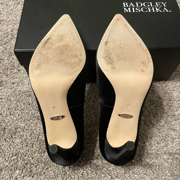 Women’s Badgley Mischka Cher Satin Brooch Embellished Stiletto Pumps Size 6 - Picture 11 of 14